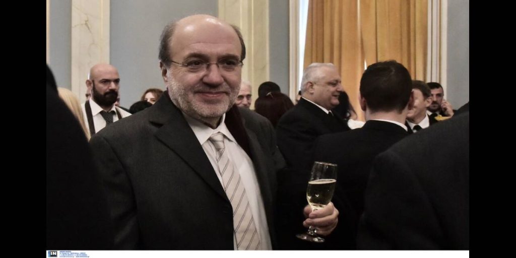 Τρύφωνας Αλεξιάδης: Καταχειροκροτήθηκε κατά την ανάγνωση του ονόματός του στη βουλή