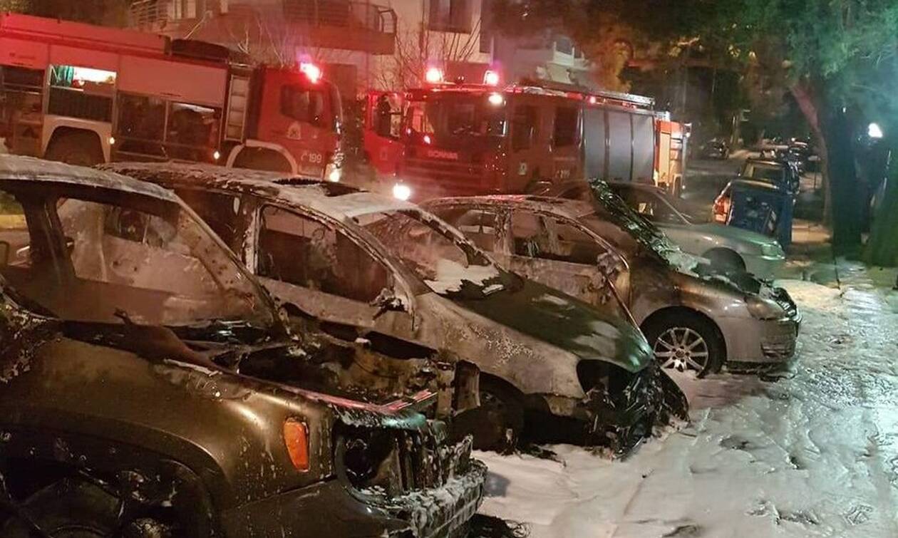 «Κόλαση» στην Αθήνα: 18 αυτοκίνητα τυλίχτηκαν στις φλόγες – Τα 12 στο Μαρούσι! (βίντεο)