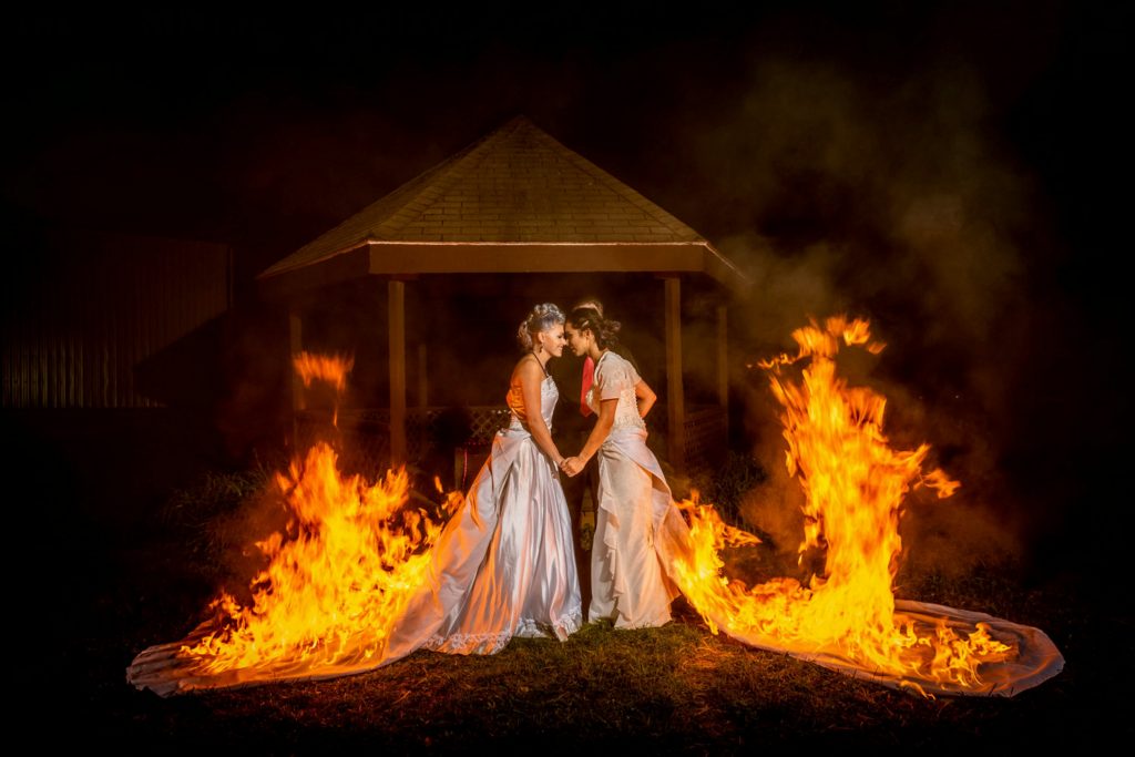 Δύο γυναίκες που παντρεύτηκαν κόντεψαν να καούν βάζοντας φωτιά στα νυφικά