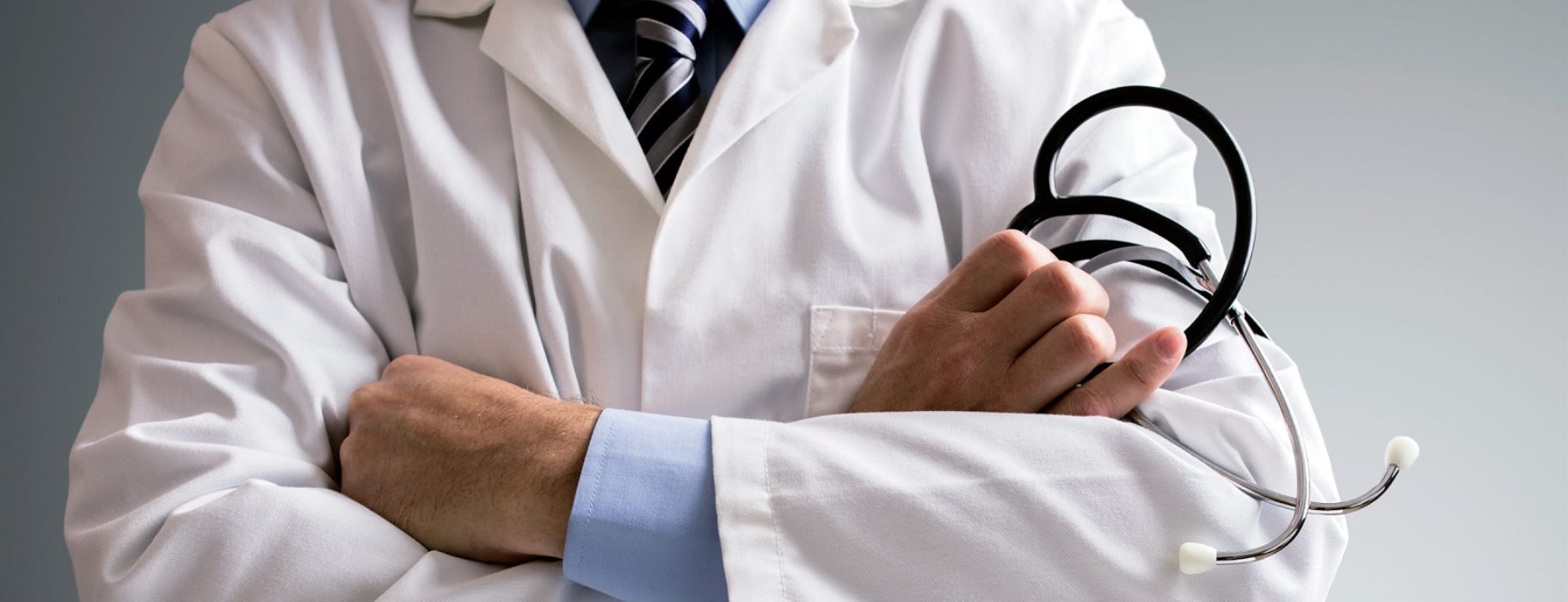 Εξουθενωμένος γιατρός κατέρρευσε και έσπασε δύο δόντια (βίντεο)