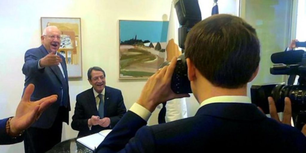 Σε ρόλο… φωτογράφου ο Εμανουέλ Μακρόν: Έβγαλε φωτογραφίες τους Αναστασιάδη και Ρίβλιν (φώτο)