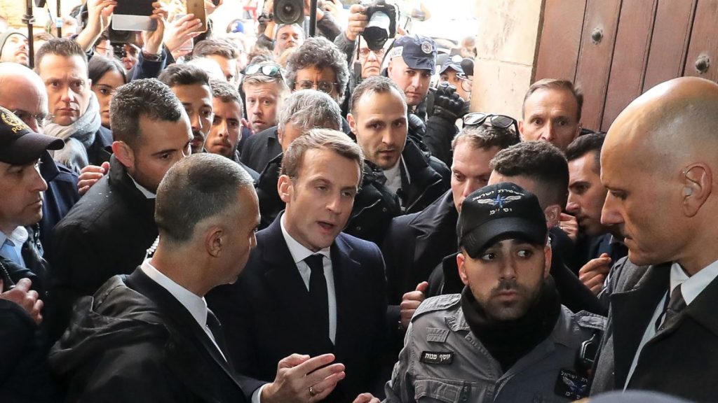 Ισραήλ – Σε έξαλλη κατάσταση ο Μακρόν: Έδιωξε Ισραηλινούς στρατιώτες από εκκλησία