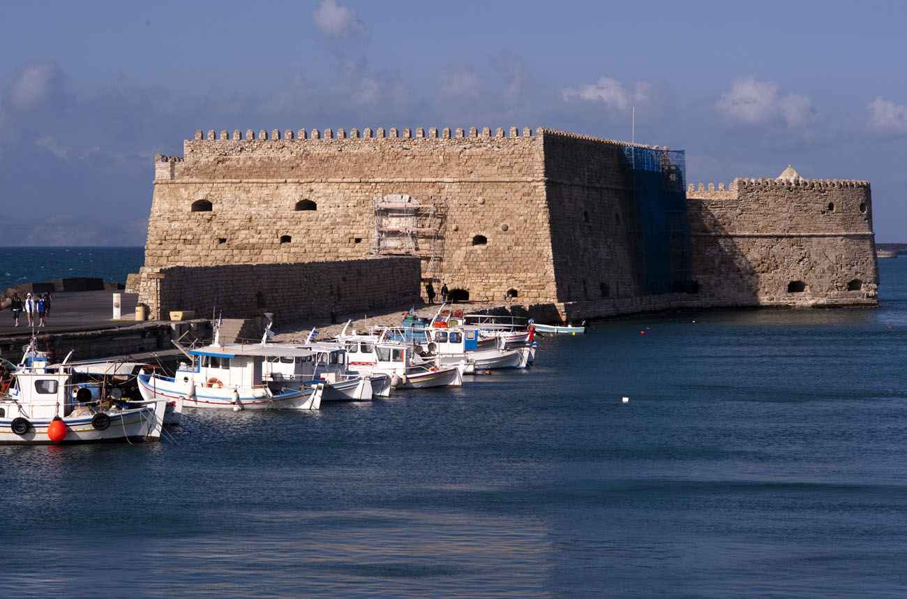 Κρήτη: Άνδρας κοιτούσε το κινητό και έπεσε στο λιμάνι του Ηρακλείου