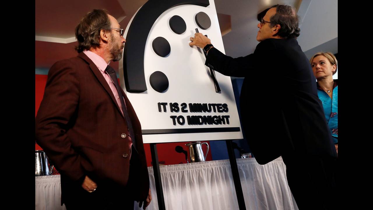 Το «ρολόι της Αποκάλυψης» εκατό δευτερόλεπτα πριν από το τέλος του κόσμου (βίντεο)