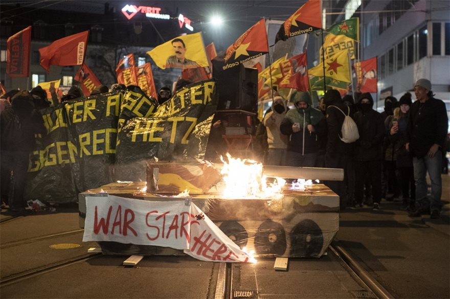 «Πανικός» στο Νταβός: Αντλίες νερού, πλαστικές σφαίρες και δακρυγόνα της αστυνομίας σε διαδηλωτές (φωτο)