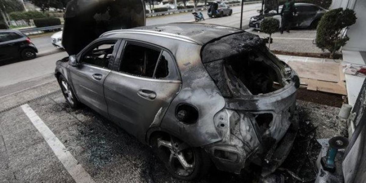 Ανάληψη ευθύνης για το μπαράζ εμπρηστικών επιθέσεων στην Αθήνα: Έδρασαν στο όνομα της υπεράσπισης των καταλήψεων