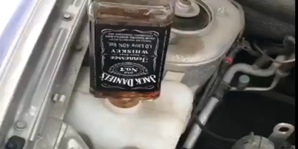 Ρωσία: Αντί για υγρό υαλοκαθαριστήρων αποφάσισε να χρησιμοποιήσει… ουίσκι (φώτο)