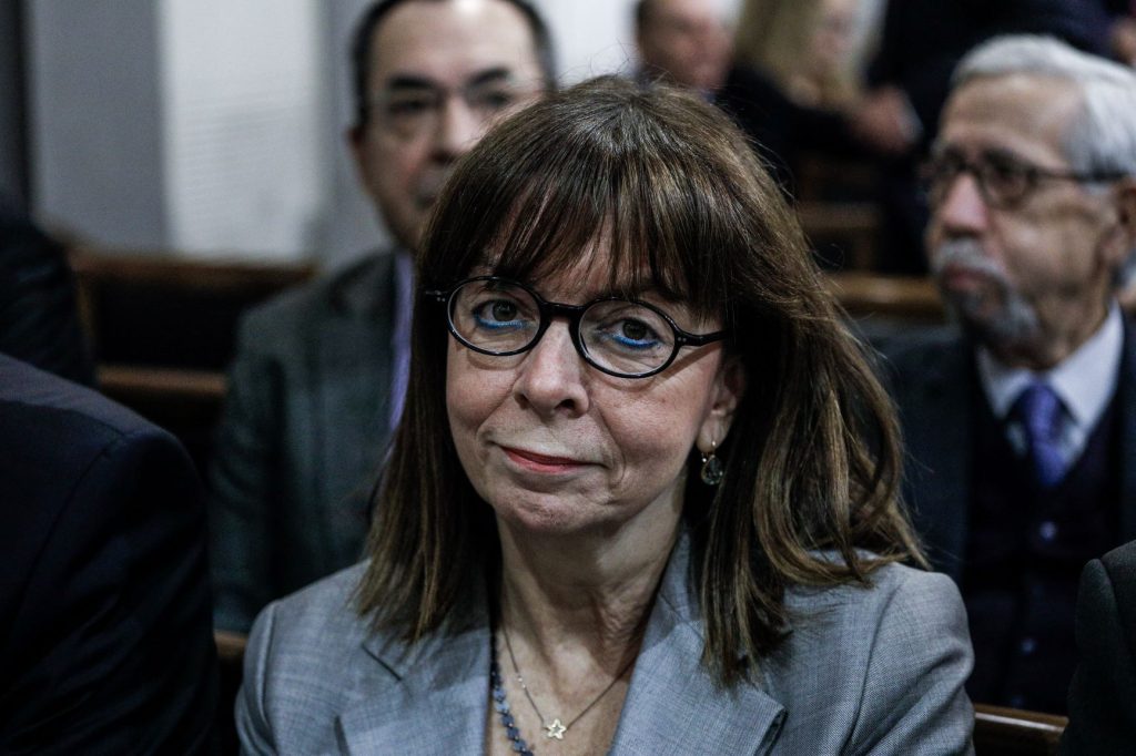 Έλεγχος σε ύποπτο μηχανάκι έξω από το σπίτι της Α.Σακελλαροπούλου (βίντεο)