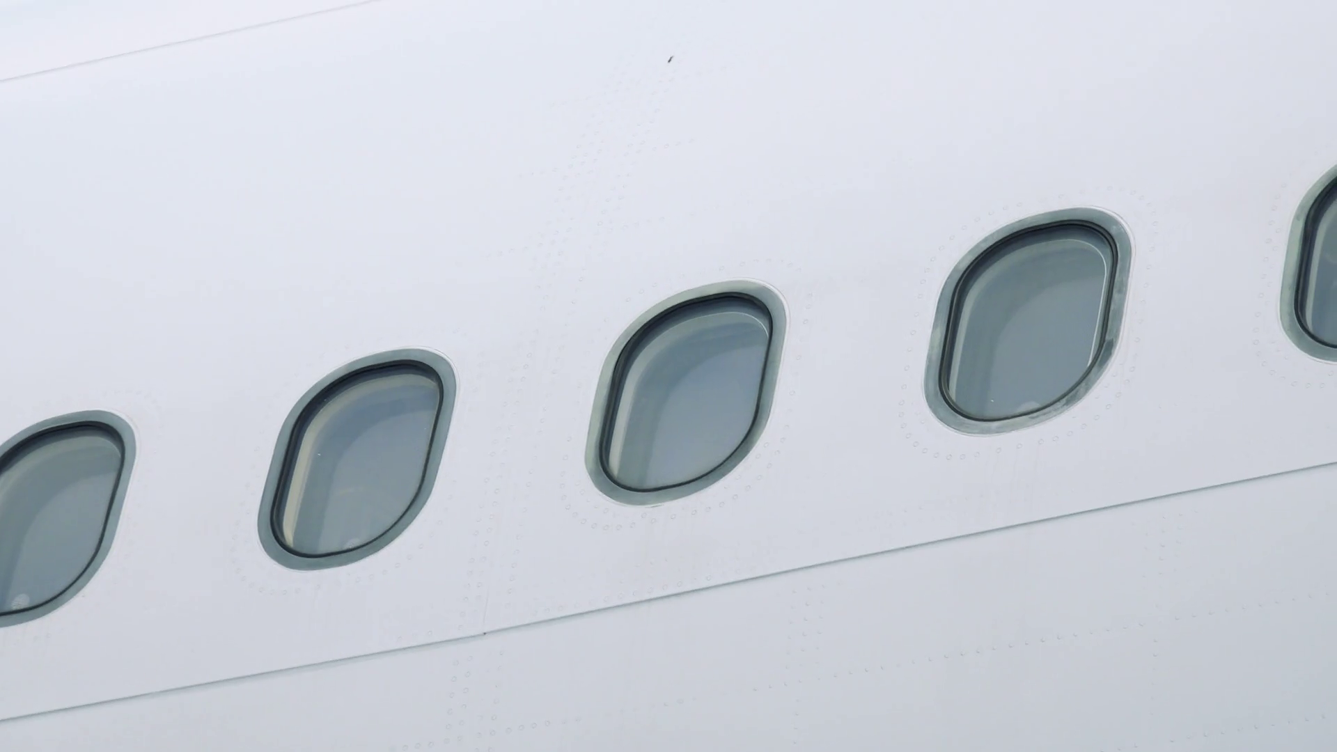 Έχετε αναρωτηθεί; – Γιατί τα παράθυρα των αεροπλάνων είναι οβάλ;