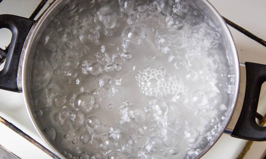 Το έξυπνο κόλπο για να μην ξεχειλίζει το βραστό νερό από την κατσαρόλα