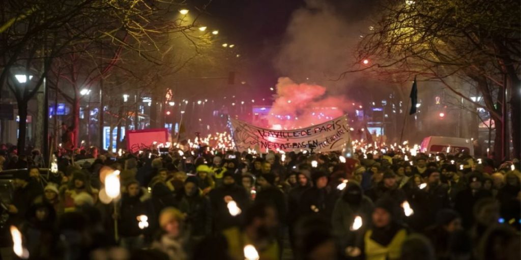 Γαλλία: Συνεχίζονται οι απεργίες για το συνταξιοδοτικό – Τα σωματεία ζητάνε την οριστική απόσυρση του νόμου