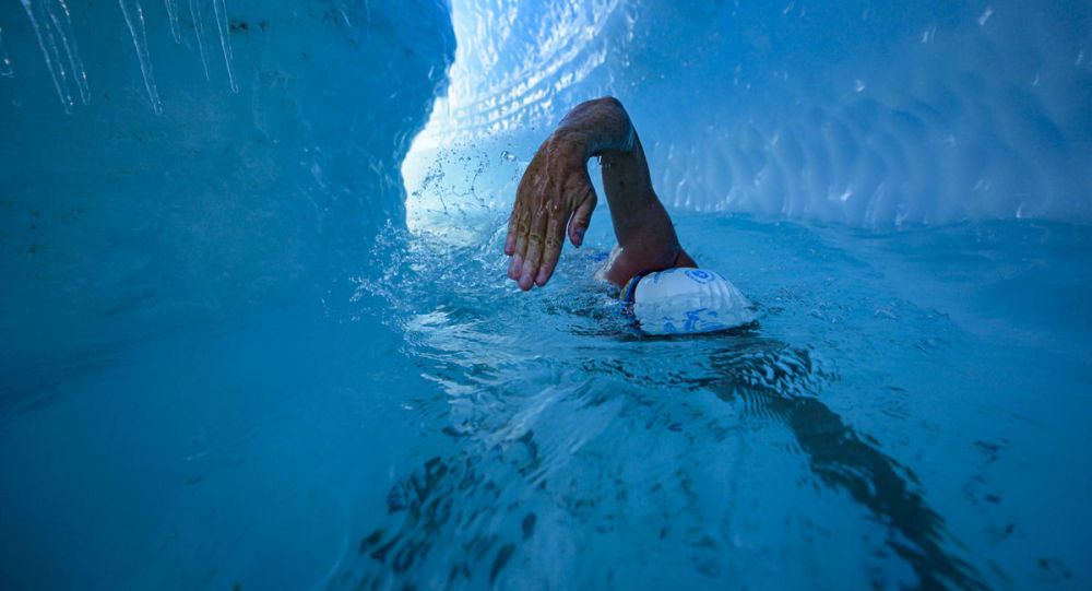 Ένας 50χρονος έγινε ο πρώτος άνθρωπος που κολύμπησε κάτω από τους πάγους της Ανταρκτικής (φώτο-βίντεο)