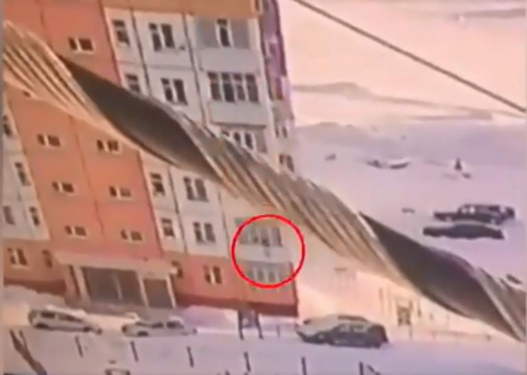 Ρωσία: Γυναίκα έκανε βουτιά από τον ένατο όροφο και σώθηκε (βίντεο)