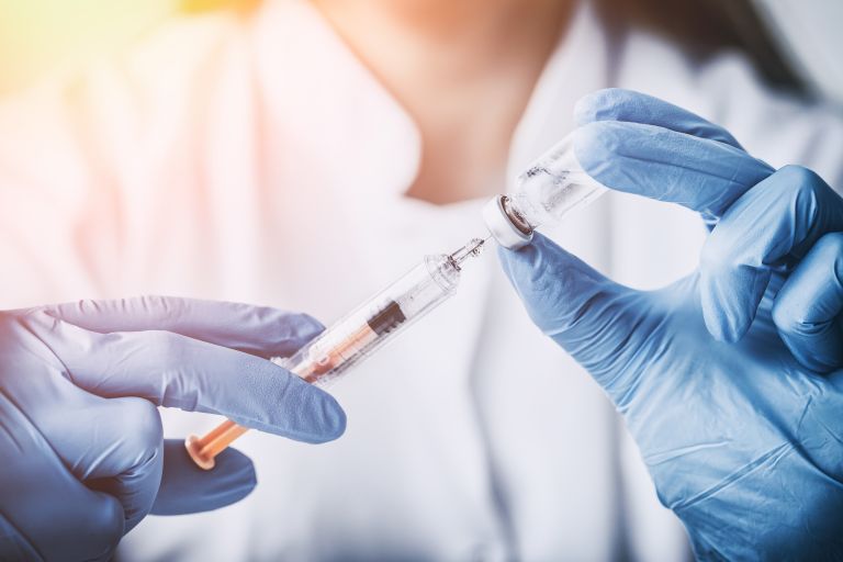 «Αγώνας δρόμου» για το εμβόλιο κατά του κοροναϊού