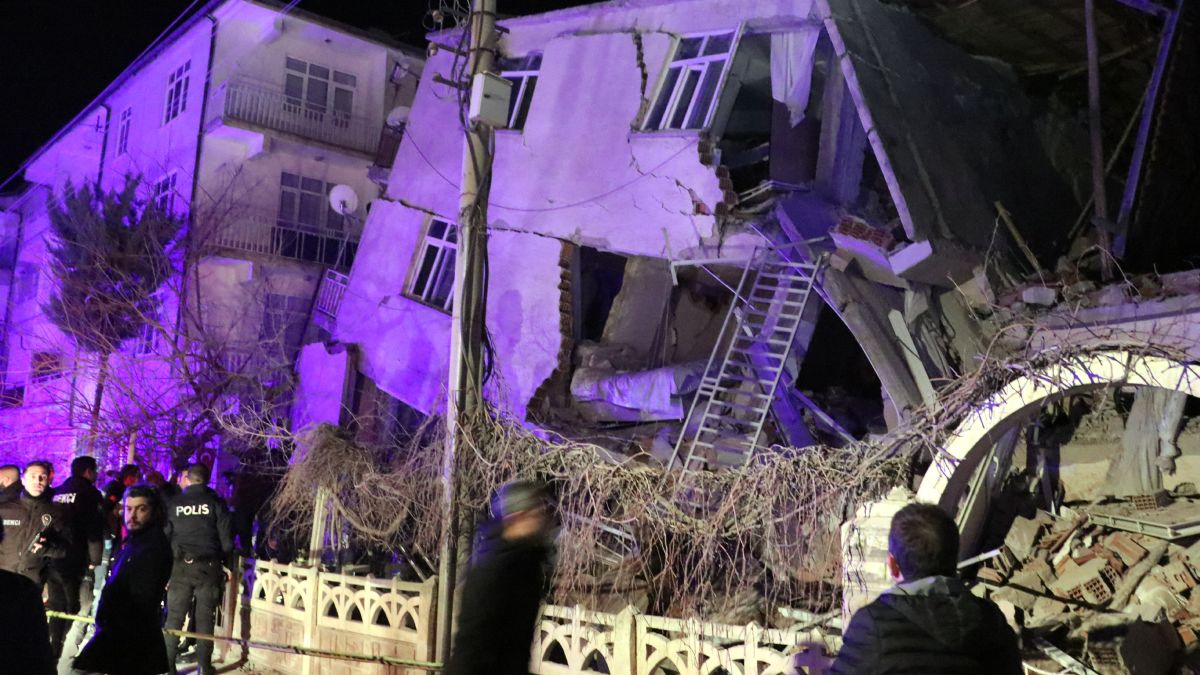 Τουρκία: Στα οκτώ τα θύματα από την ισχυρότατη σεισμική δόνηση των 6,8 Ρίχτερ