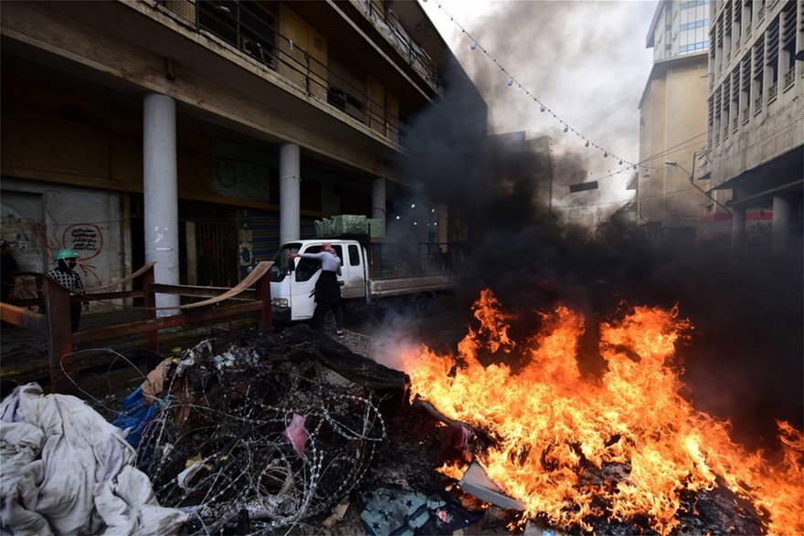 Βαγδάτη: Τέσσερις νεκροί σε βίαιες συγκρούσεις διαδηλωτών με τις δυνάμεις ασφαλείας (φώτο)