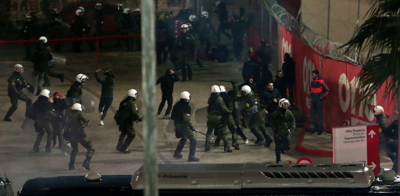 Συμπλοκή αστυνομικών με χούλιγκαν που επιχείρησαν να επιτεθούν σε σύνδεσμο του Παναθηναϊκού (βίντεο)
