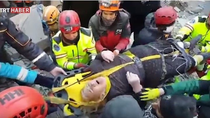 Σεισμός στην Τουρκία: Η στιγμή της διάσωσης γυναίκας από τα χαλάσματα (βίντεο)