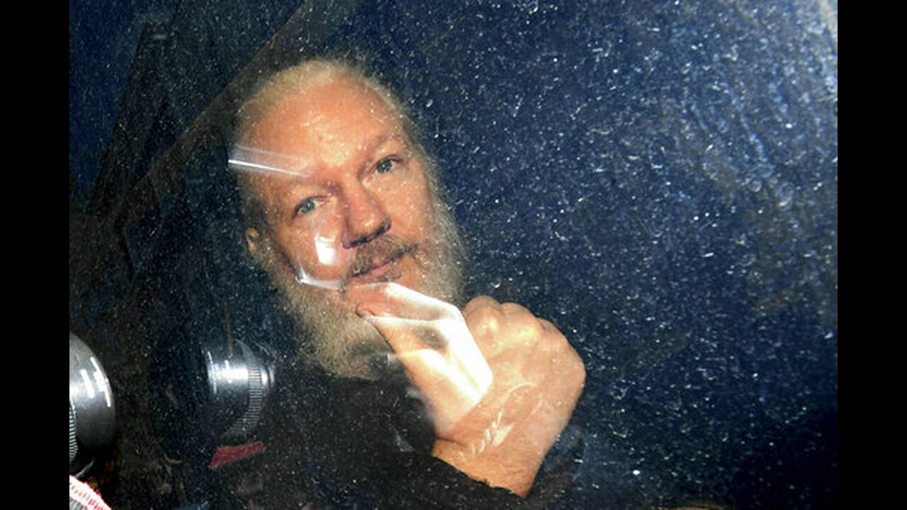 Σημαντική νίκη για τη νομική ομάδα του Ασάνζ – Εκτός απομόνωσης ο ιδρυτής του Wikileaks