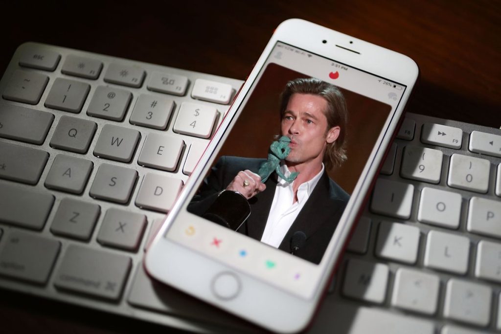 Μέλος στο Tinder ο Μπραντ Πιτ; – Τι απαντά μετά το χαμό που προκάλεσε
