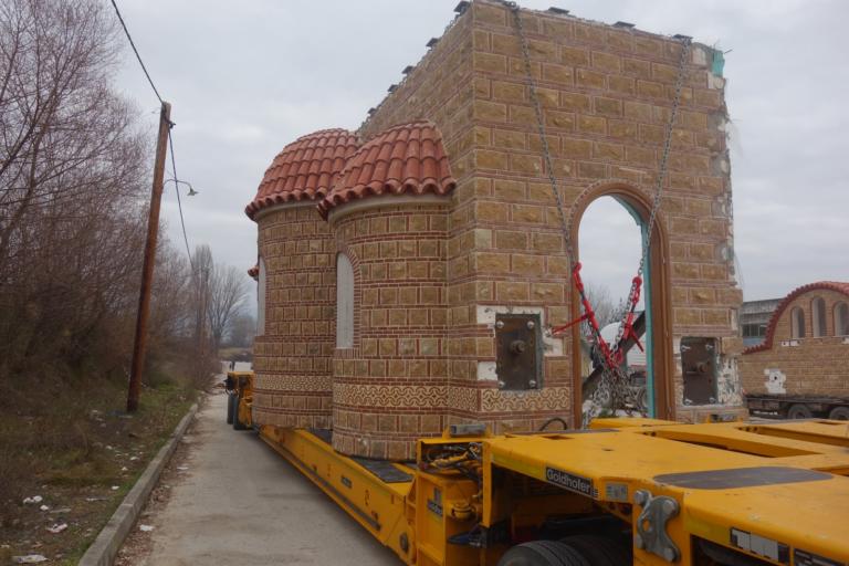 Γιάννενα: Έτσι στήνεται η πρώτη εκκλησία για τον Άγιο Παϊσιο – Η προκάτ κατασκευή (βίντεο)