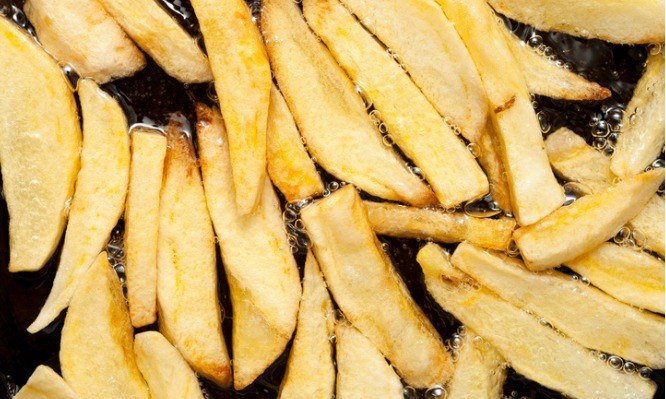 Τηγανιτές πατάτες: Με ελαιόλαδο ή με φυτικό λάδι είναι καλύτερες; Δείτε όλες τις επιλογές