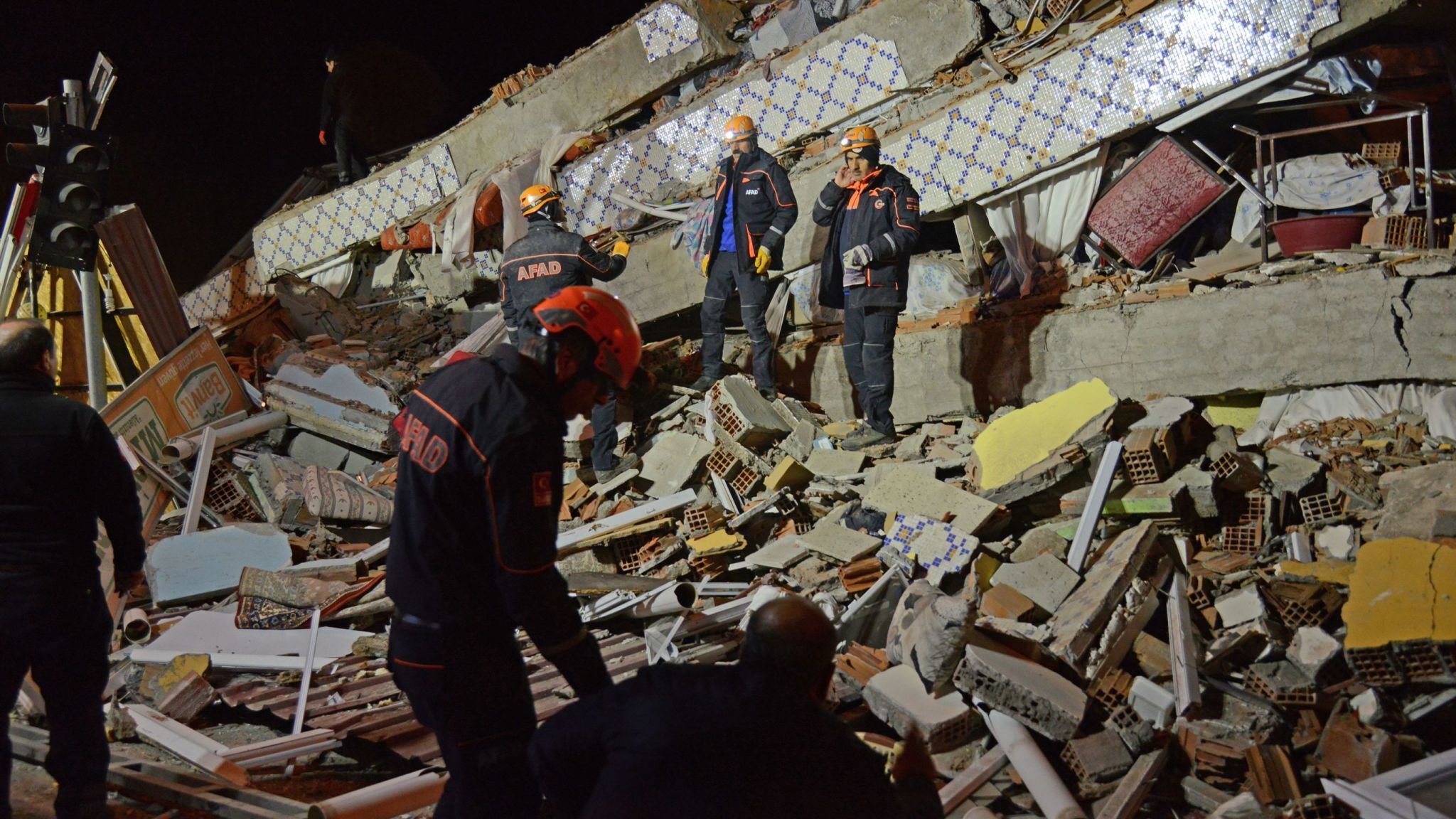 Τουλάχιστον 22 νεκροί και 1.070 τραυματίες από τον σεισμό στην Τουρκία (φώτο – βίντεο)