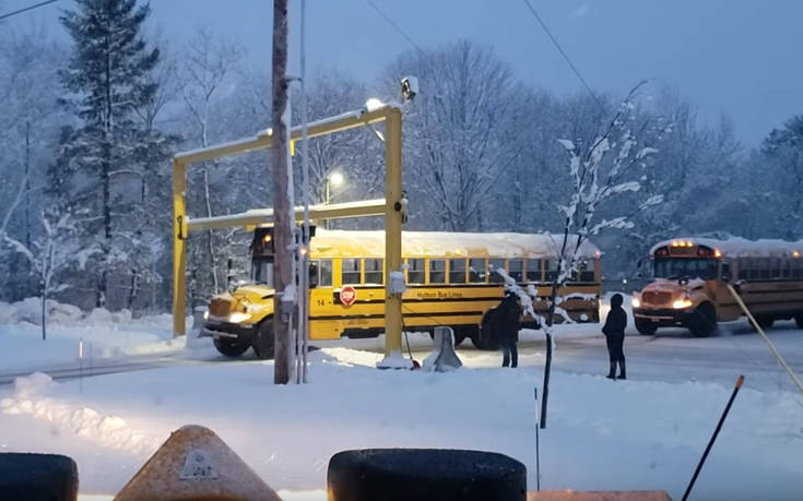 Ο έξυπνος τρόπος για να καθαρίσουν τα λεωφορεία από το χιόνι στις ΗΠΑ (βίντεο)