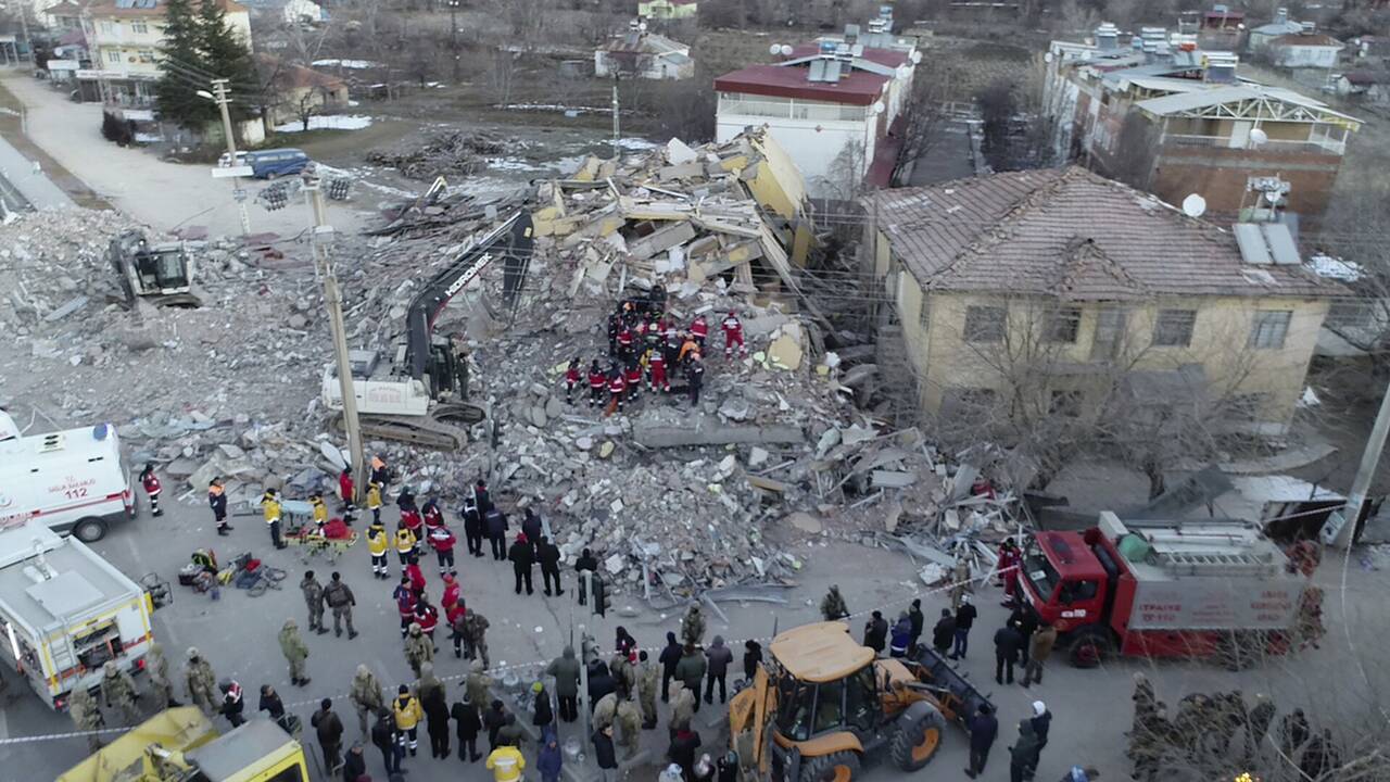 Σεισμός στην Τουρκία: Στους 31 οι νεκροί – Μάχη των σωστικών συνεργείων για τον απεγκλωβισμό παγιδευμένων