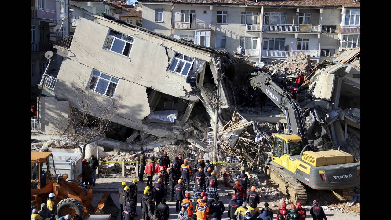Τουρκία: Εξανεμίζονται οι ελπίδες για τον εντοπισμό επιζώντων στα συντρίμμια