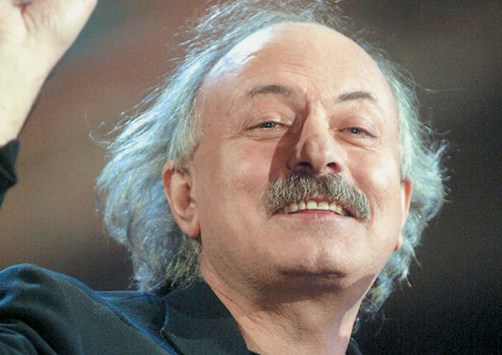 Πνευματικά δικαιώματα Θάνου Μικρούτσικου: «Πυρά» κατά Λ. Μενδώνη από την οικογένεια του Μάριου Τόκα