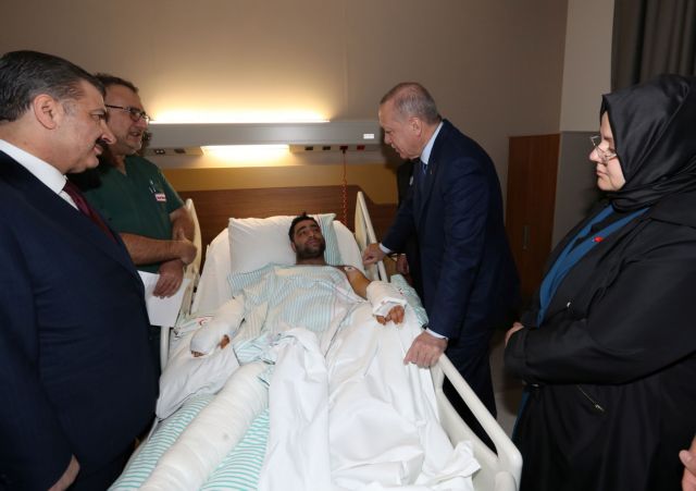 Στο νοσοκομείο για να δει τους τραυματίες του σεισμού o Ερντογάν