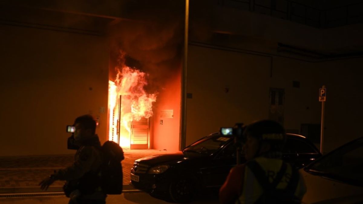 Χονγκ Κονγκ: Έκαψαν κτίριο που προοριζόταν ως «ζώνη καραντίνας» για τον κοροναϊό