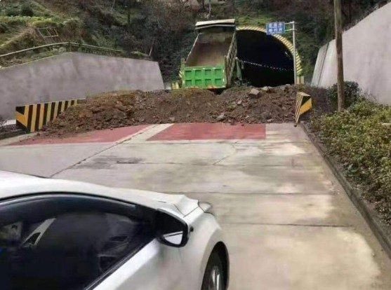 Με κάθε μέσο η Κίνα θέτει την πόλη Wuhan σε καραντίνα (φωτό, βίντεο)