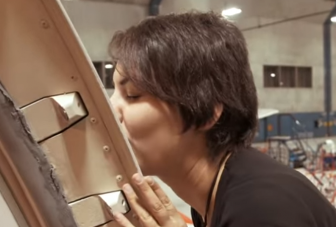 Γυναίκα που έχει «σχέση» με αεροπλάνο ετοιμάζεται να το παντρευτεί (βίντεο)