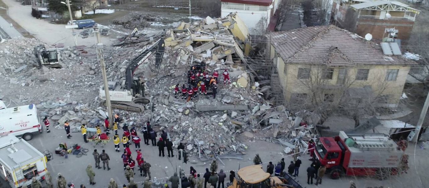 Τουρκία: «Σβήνουν» τα όνειρα για εντοπισμό επιζώντων μετά το φονικό σεισμό