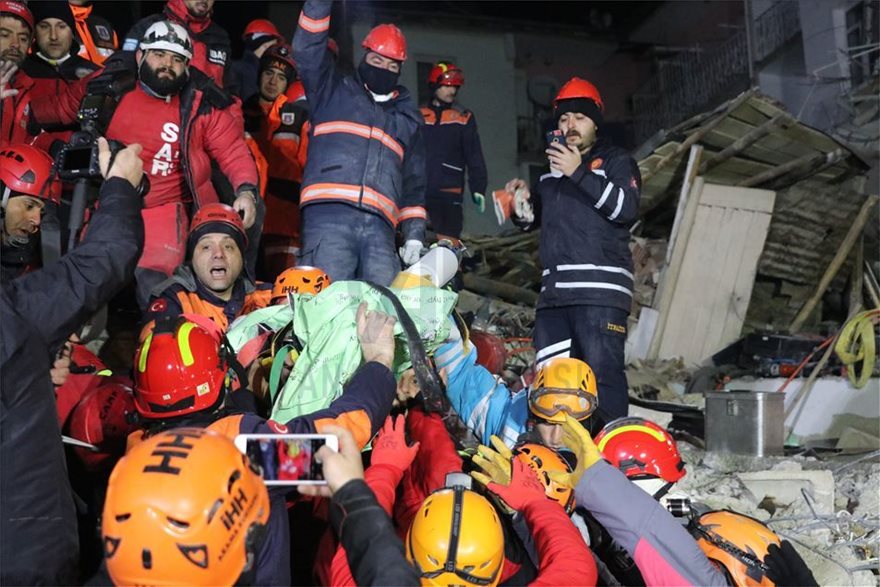 Σεισμός στην Τουρκία: Συγκλονίζουν οι εικόνες από τη διάσωση μάνας και κόρης (φώτο)