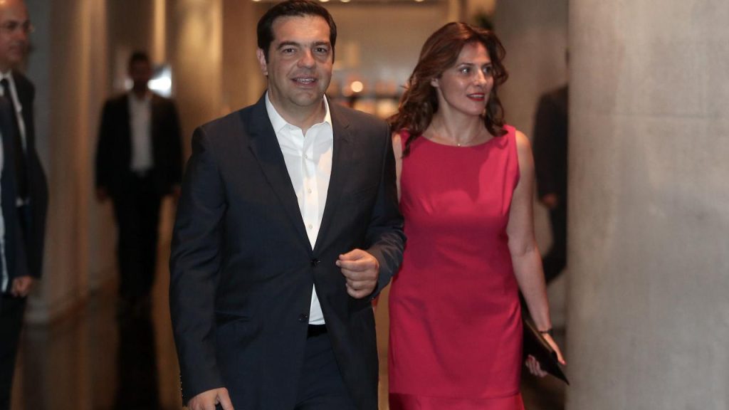 Νυχτοπερπατήματα για Αλέξη Τσίπρα και Μπέτυ Μπαζιάνα (φώτο)