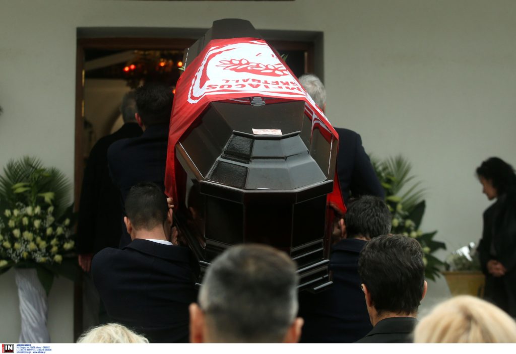 Εικόνες από την κηδεία του Α. Νταή – Κατέθεσε στεφάνι ο Παναθηναϊκός