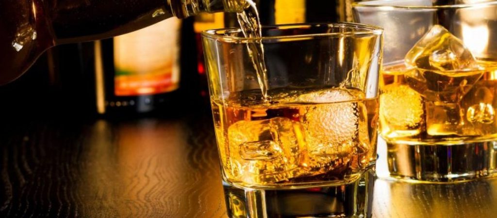 Το έξυπνο και γρήγορο κόλπο για να «διώξετε» τη μυρωδιά του αλκοόλ