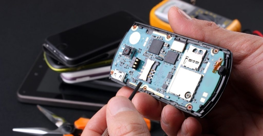 Ξεκαρδιστικό: «Μάγκας» νεαρός άφησε 50€ σε τεχνικό για να πει στην κοπέλα του πως δεν φτιάχνεται το κινητό της (φωτο)