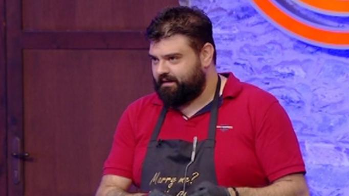 Masterchef: «Θεούλης»! – Πήρε το αρνάκι από το πάτωμα και… προσπάθησε να το σερβίρει στους κριτές (βίντεο)