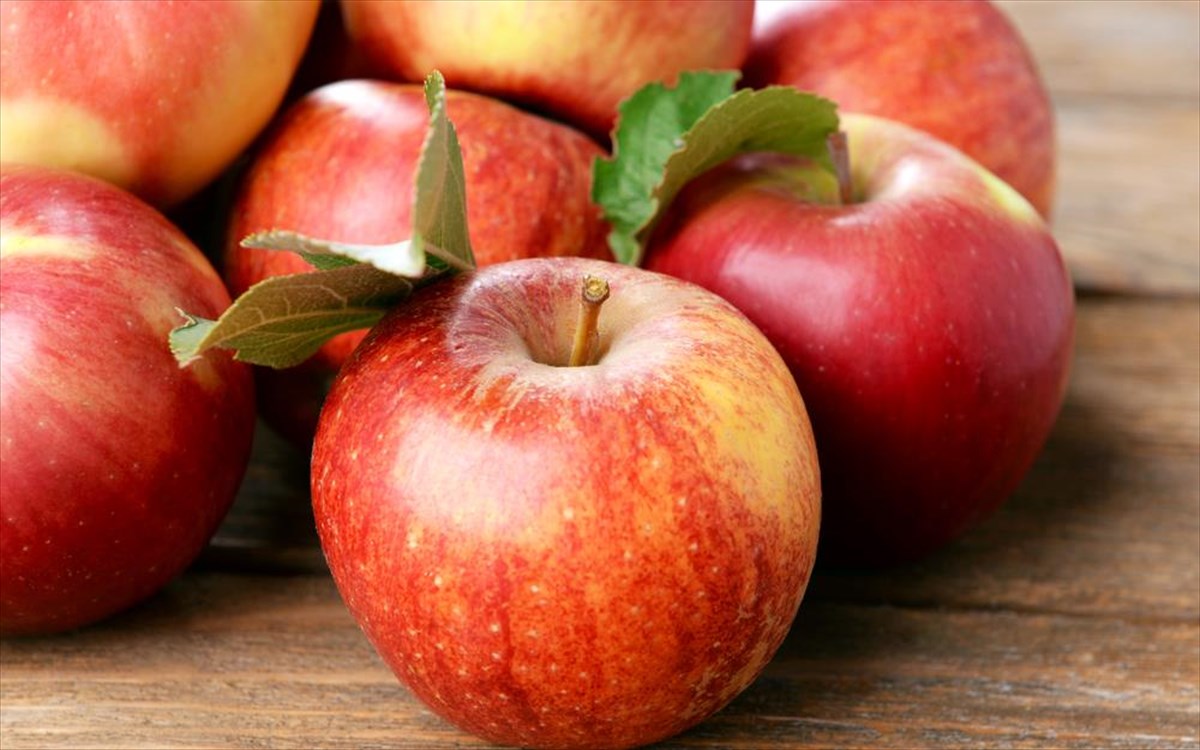 Τρώτε το μήλο με τη φλούδα; – Δείτε πόσο καλό κάνει στον οργανισμό σας