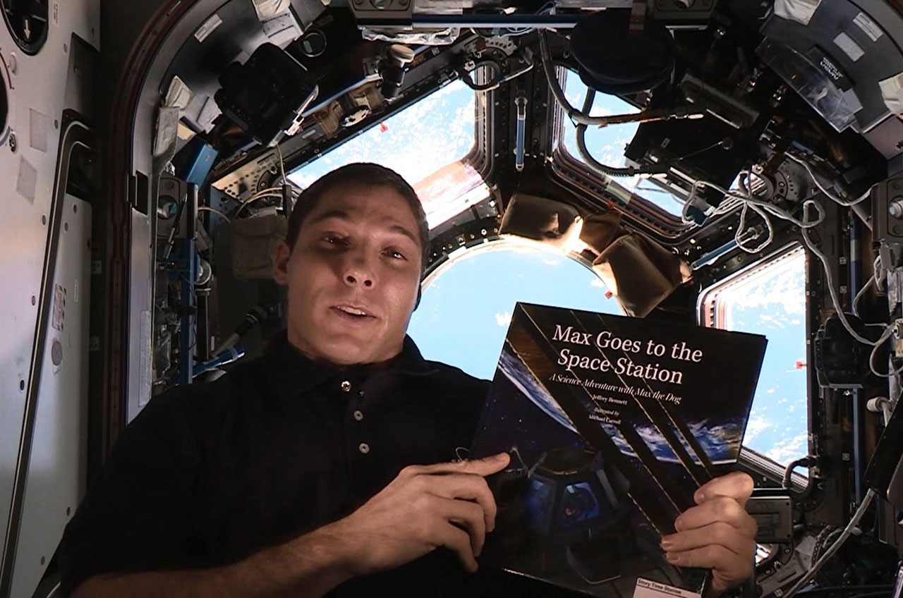 Απίστευτο: Αστροναύτες διαβάζουν βιβλία σε μικρά παιδάκια (βίντεο)