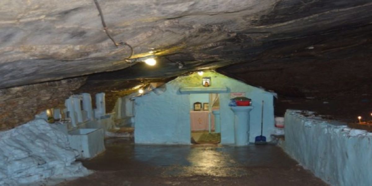 Δείτε το πανέμορφο εκκλησάκι που βρίσκεται μέσα σε σπηλιά στη Νίσυρο (φώτο)