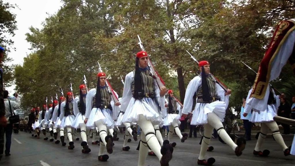 Όταν ιδρύθηκε η Προεδρική Φρουρά – Οι θρυλικοί Εύζωνες του ΕΣ (βίντεο)