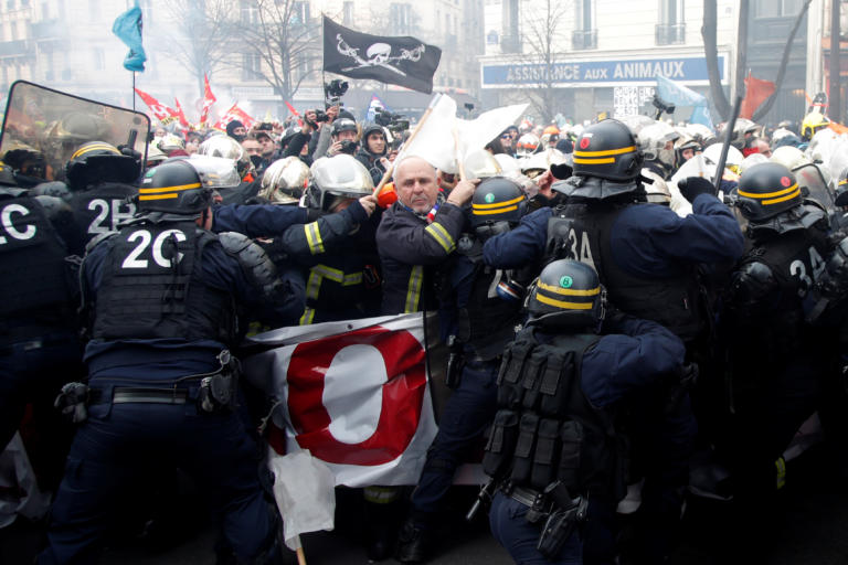 Παρίσι: Βίαιες συγκρούσεις μεταξύ πυροσβεστών και αστυνομικών (φώτο)
