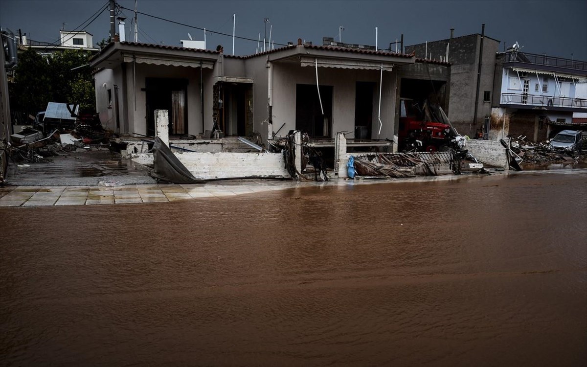 Νέα διακοπή στη δίκη για τις πλημμύρες στη Μάνδρα – Εκνευρισμός από τους συγγενείς των θυμάτων