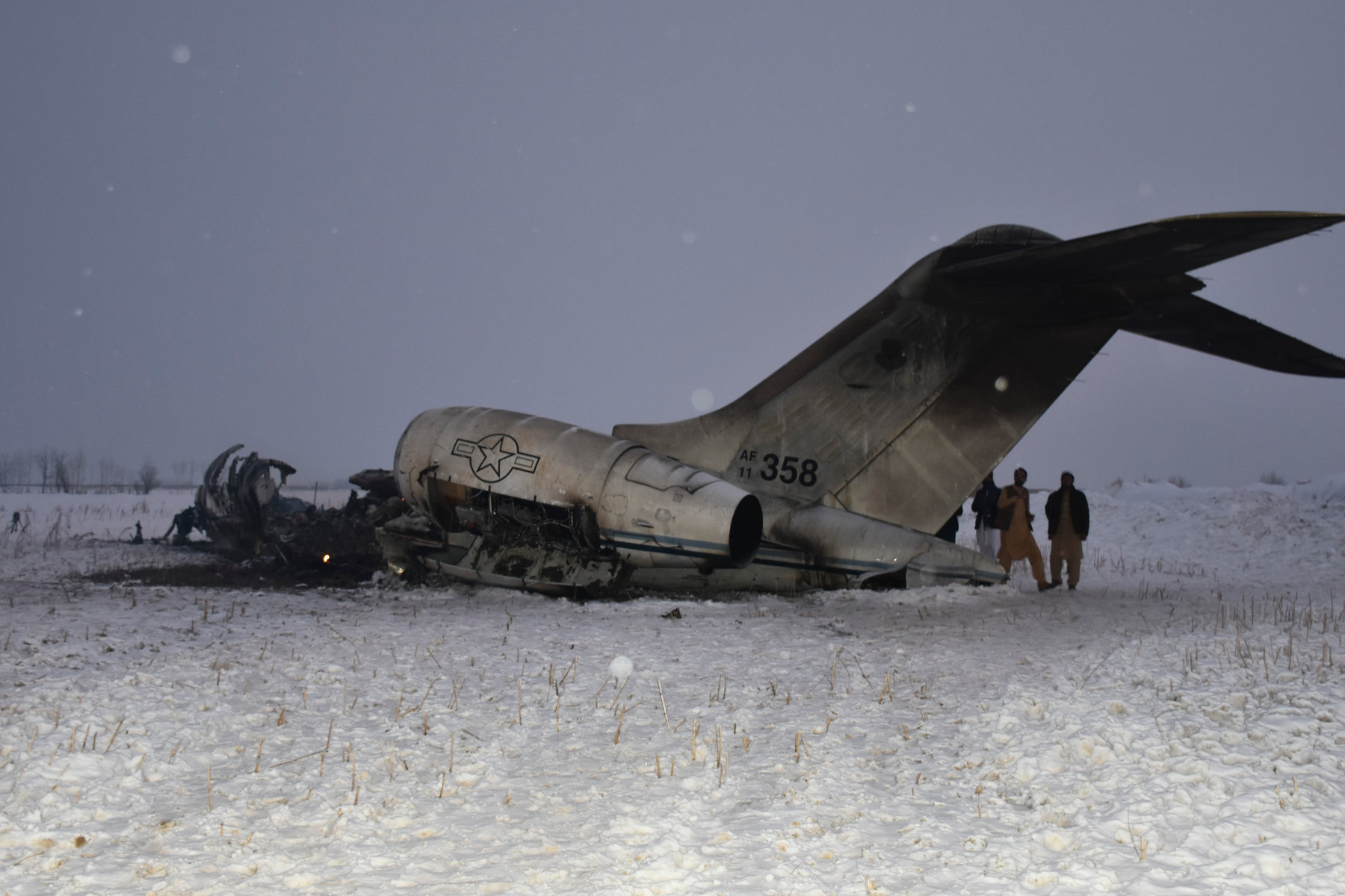 Αμερικανικές δυνάμεις ανέσυραν τις σορούς από το αεροσκάφος που συνετρίβη στο Αφγανιστάν