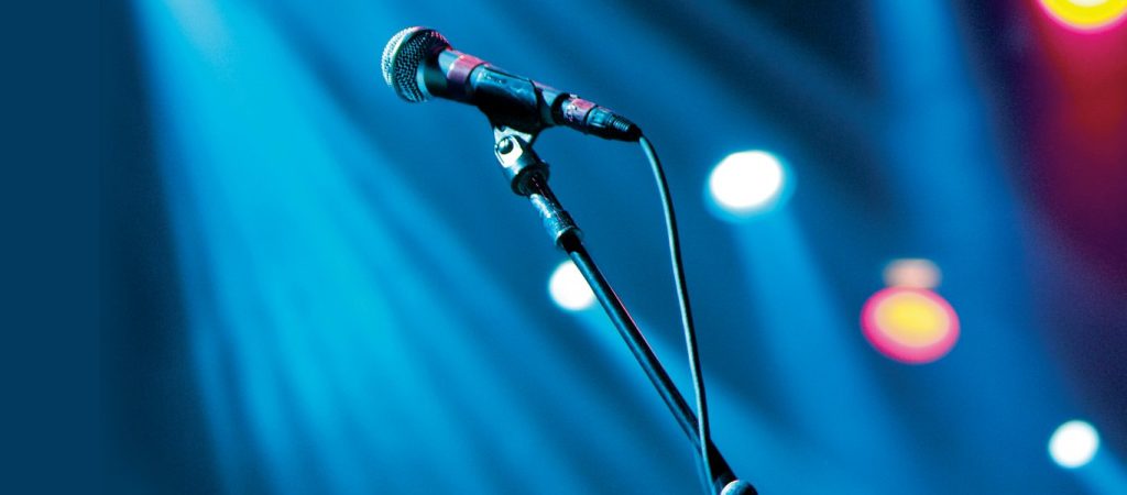 Δείτε ποια τραγουδίστρια πόζαρε με μαύρη δερμάτινη καπαρντίνα… χωρίς τα εσώρουχά της (φώτο)